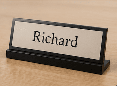 A name tag or sign saying 'Richard'